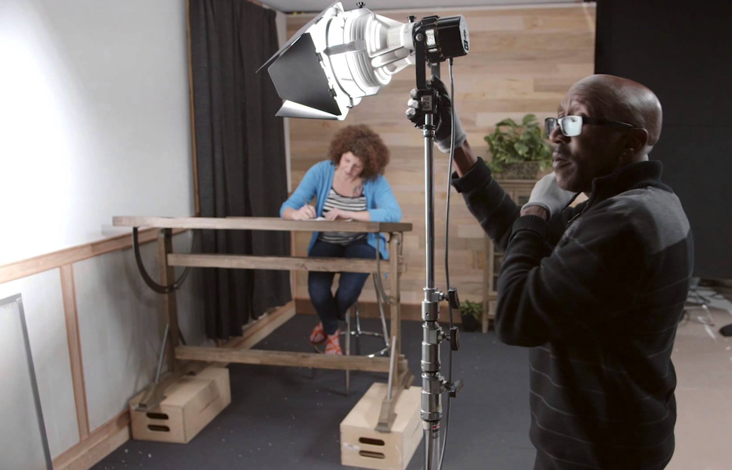 Bounce Light Example - Video Shoot under $1000 Video Shoot Under $1000 - Bounce Lighting